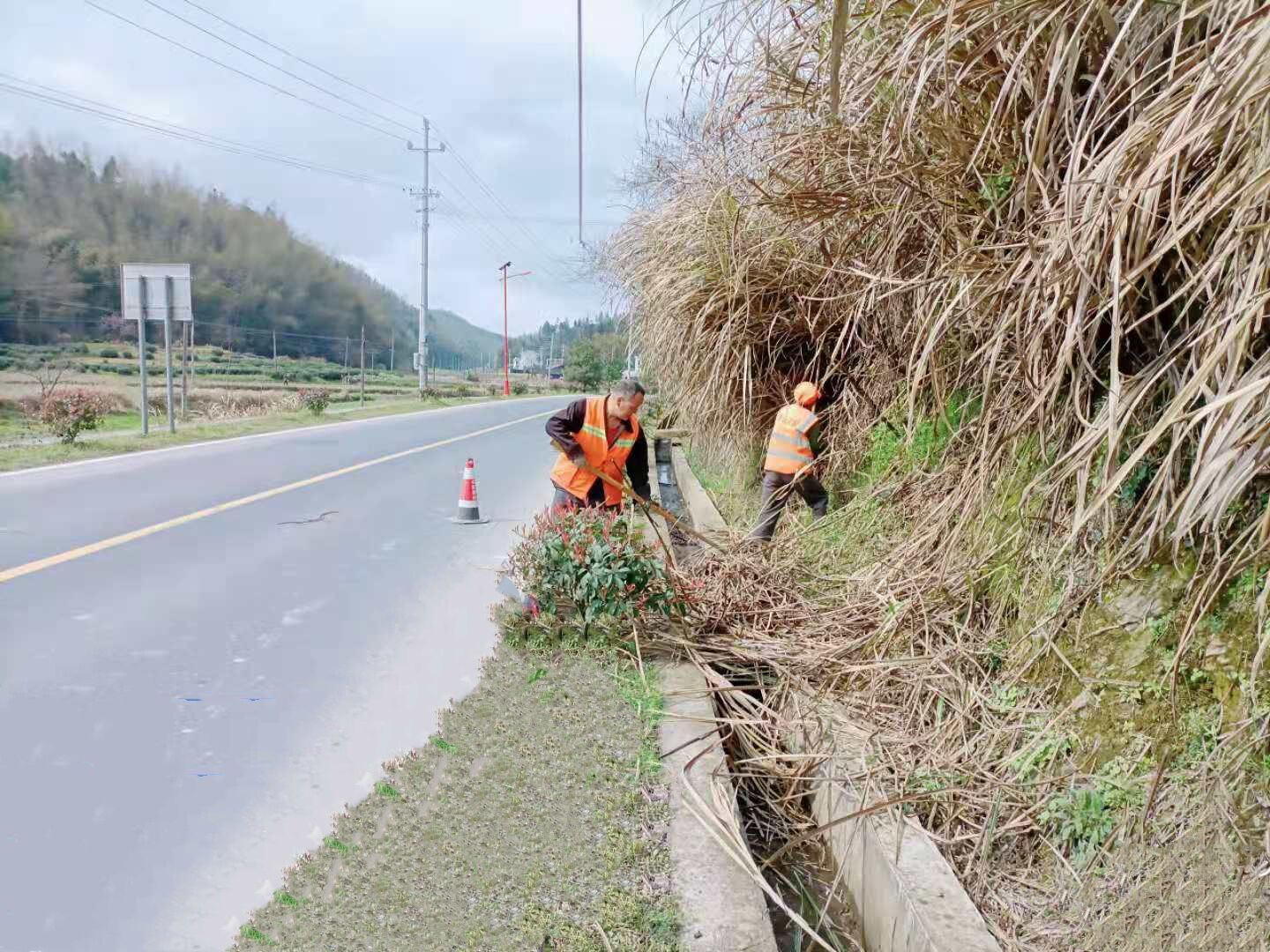 市公路中心黟县分中心开展清沟疏涵、路肩边坡整改行动