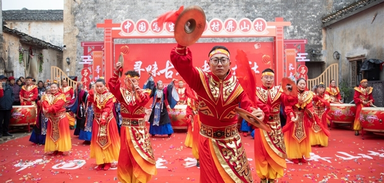 锣鼓喧天庆丰年